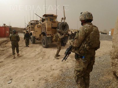 Un militar român a murit şi alţi cinci au fost răniţi în Afganistan