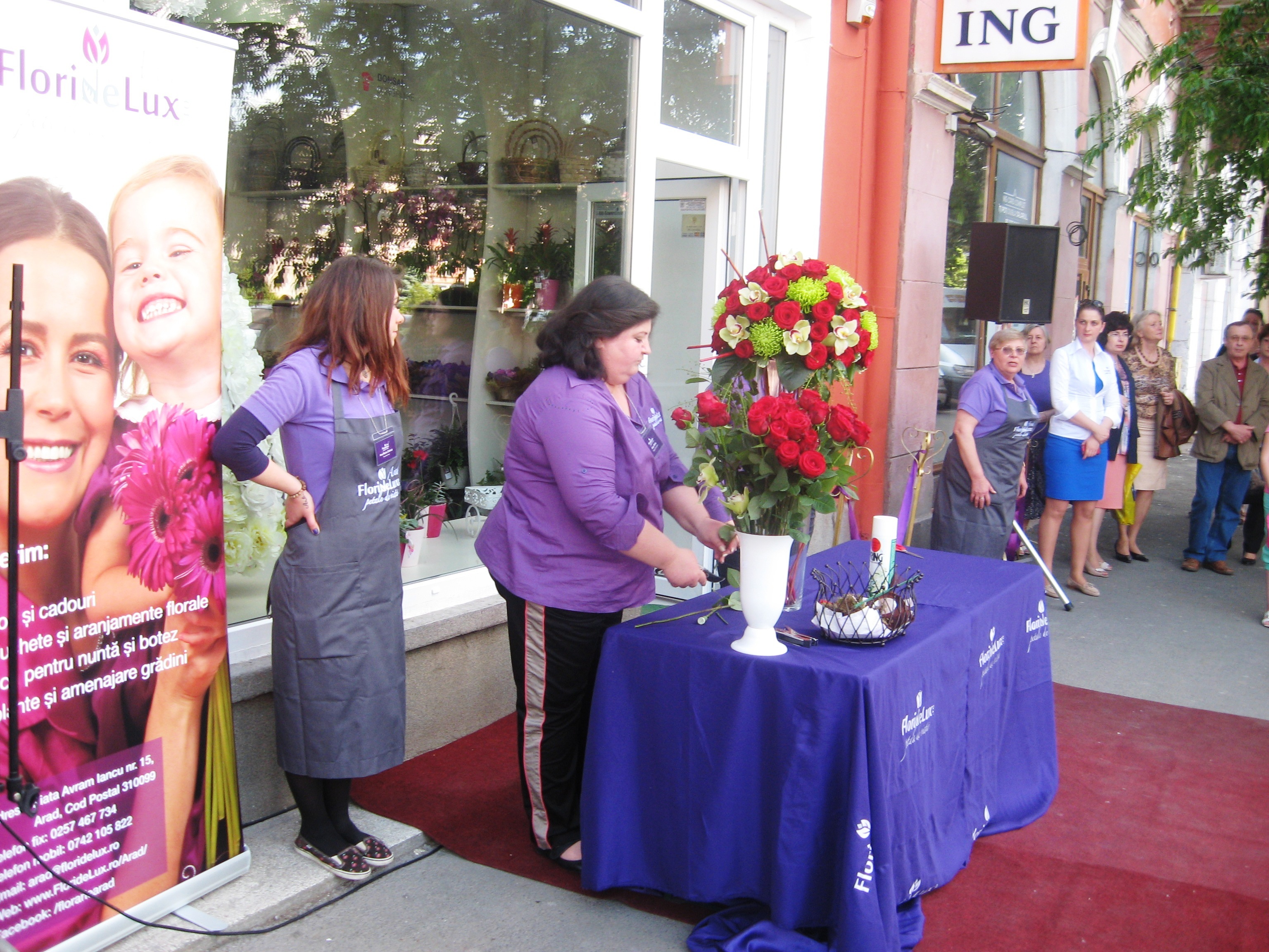 Demonstraţie publică de aranjamente florale, la inaugurarea celei mai noi florării din Arad. Galerie FOTO