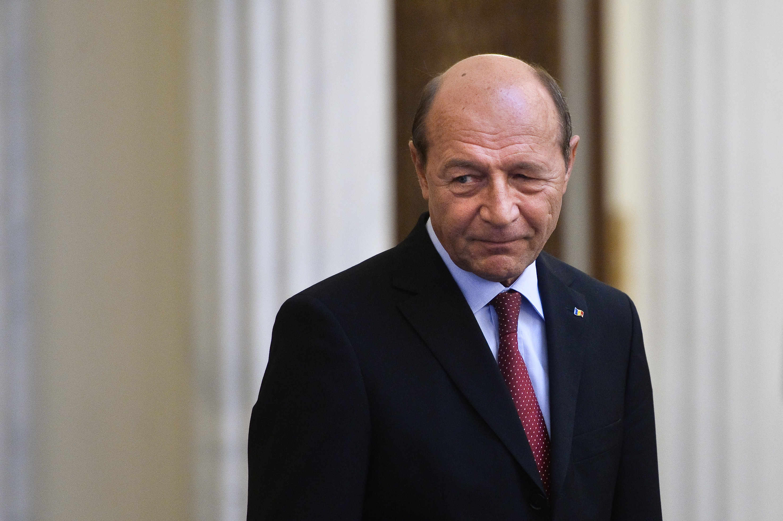 Preşedintele Băsescu a promulgat legea privind reducerea CAS, dar a atacat guvernul: ”Avem un guvern profund incompetent, atât premierul cât şi ministrul Finanţelor”