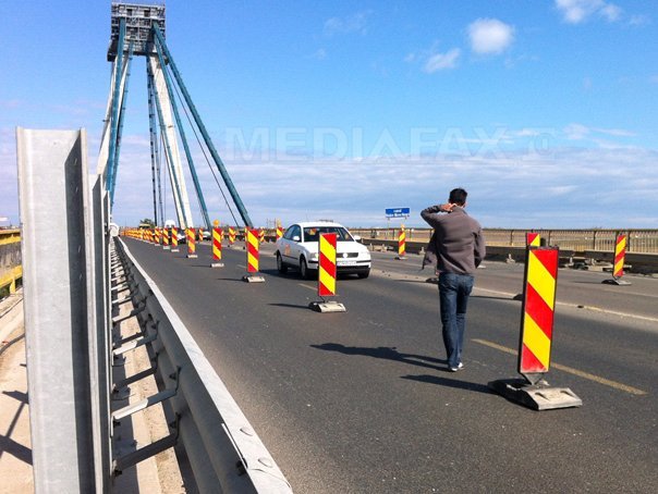 Traficul pe podul de la Agigea, care leagă Constanţa de Mangalia, va fi reluat de luni. Circulaţia fusese întreruptă din 12 septembrie pentru reparaţii