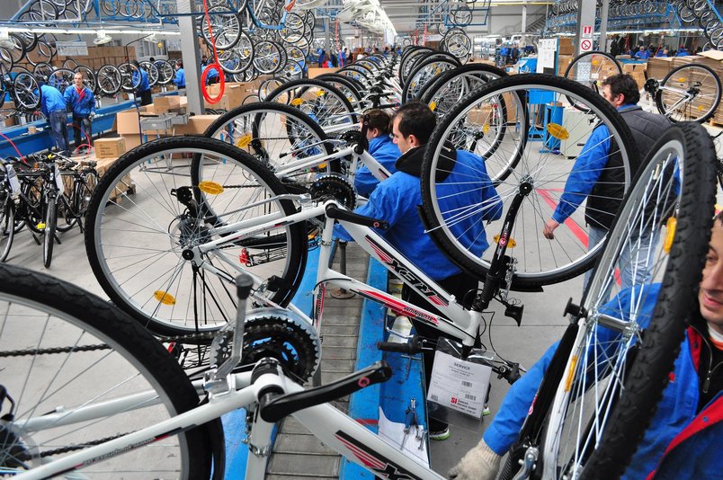 O fabrică de biciclete din Deva perfecţionează elevi din licee tehnice, apoi le oferă loc de muncă