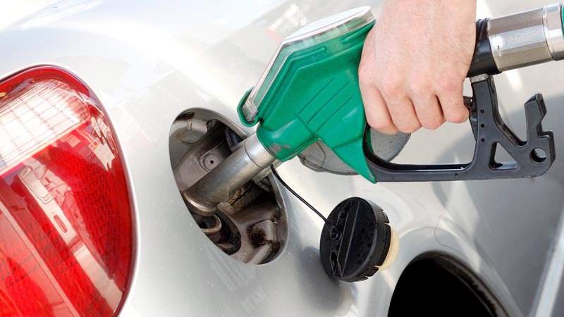 Carburanţii nu se ieftinesc fiindcă deprecierea dolarului este compensată de scumpirea petrolului