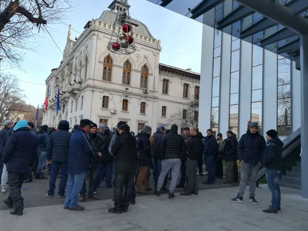 Paradoxal: La numai câteva luni după ce li s-a dublat salariul, 150 de angajaţi ai unei primării din România vor fi concediaţi