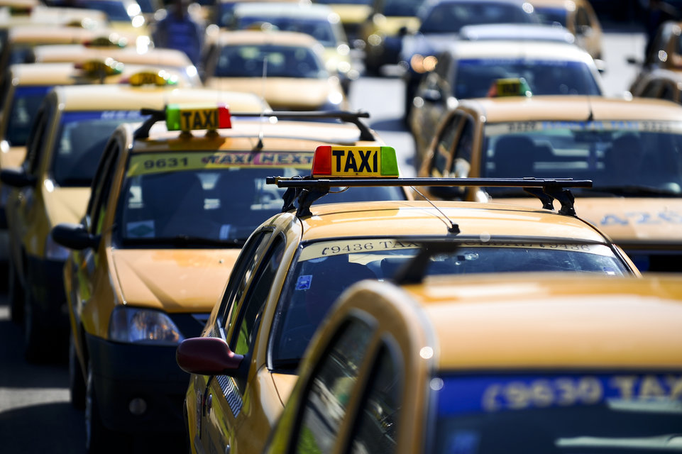 Aproximativ 100 de taximetrişti au protestat faţă de Uber pe străzile Timişoarei