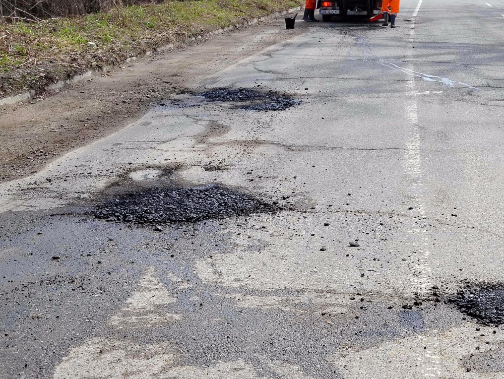 Statistică revoltătoare: Gropile de pe şoselele României însumează 80 de kilometri pătraţi. CNAIR anunţă demararea procedurilor de reabilitare