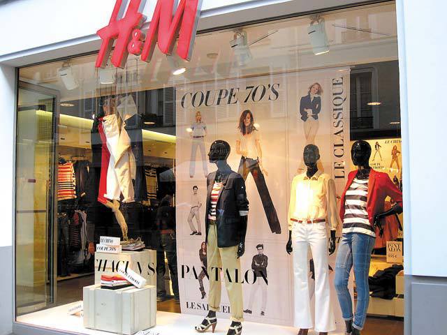 H&M, pe muchie de cuţit: Profitul brut al companiei rămâne pe scădere pentru al şaselea semestru consecutiv