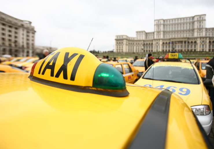 Taximetriştii au blocat din nou Piaţa Victoriei. Reacţia Uber România: Mulţi şoferi de taxi deja folosesc aplicaţia noastră