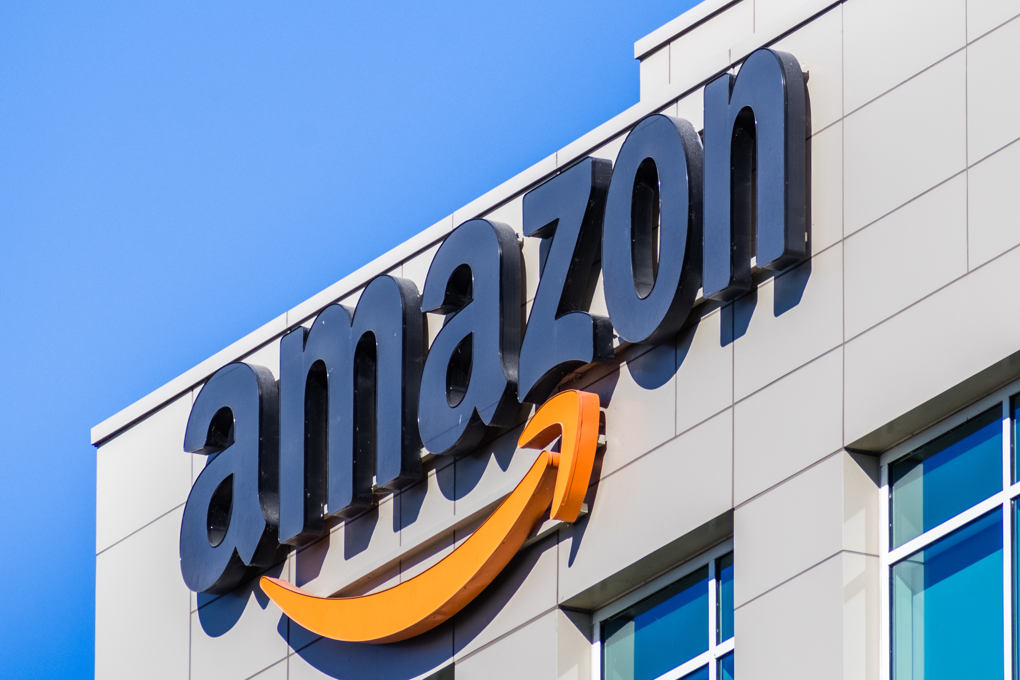 Concedieri masive la Amazon, după ce gigantul a anunţat implementarea unor noi tehnologii: Nouă tehnologie va spori siguranţa şi va accelera timpul de livrare