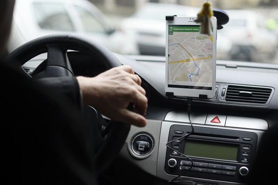 După OUG care a modificat legea taximetriei, Guvernul pregăteşte un act normativ pentru reglementarea platformelor de ride-sharing