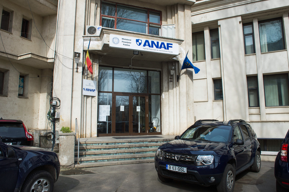 Fiscul întinde o mânâ restanţierilor: ANAF măreşte plafoanele în funcţie de care debitorilor restanţi li se aplică poprirea bancară