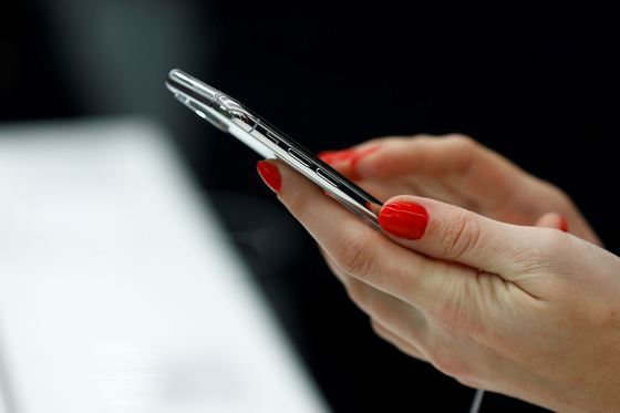 Autorităţile se iau la trântă cu giganţii: Apple şi Samsung sunt cercetate de Comisia Federală de Comunicaţii pentru că telefoanele lor ar depăşi limita de radiaţii
