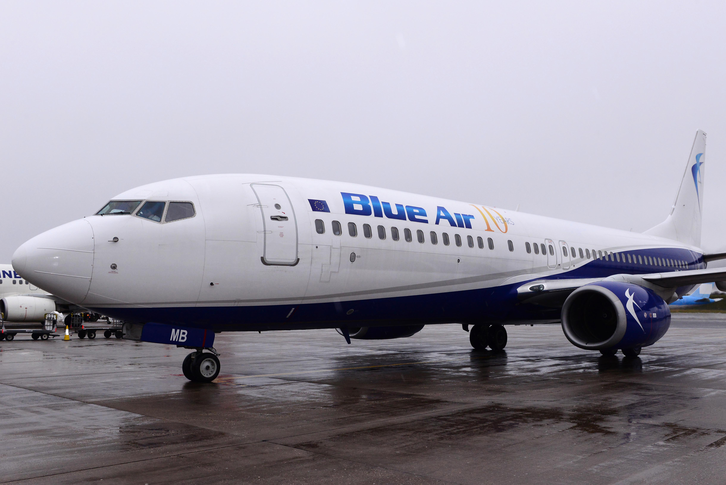 Un avion Blue Air a aterizat de urgenţă la Viena după ce un pasager român a devenit agresiv