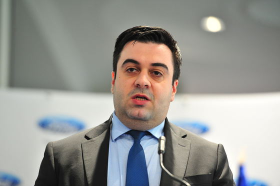 Ministrul Transporturilor, Răzvan Cuc, îi asigură pe bucureşteni că vor putea circula pe Magistrala 5 până la sfârşitul anului: „Problema s-a remediat, au fost discuţii cu firma respectivă. Plăţile se vor face" 