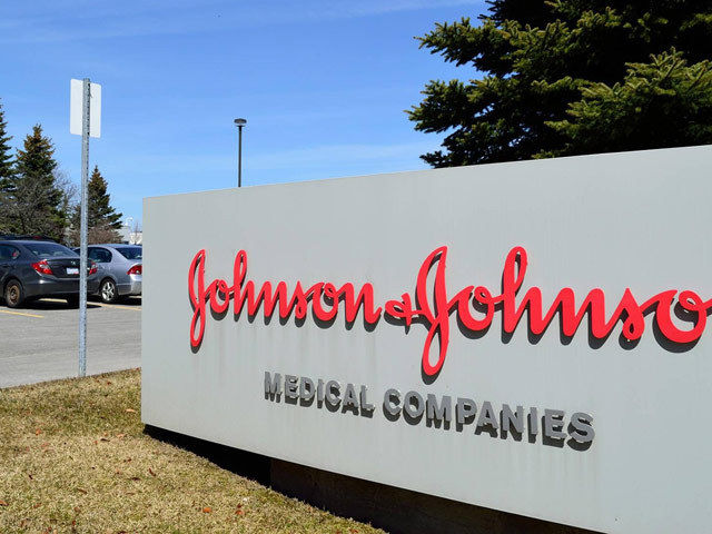 Johnson&Johnson recheamă peste 30.000 de sticle de pudră de bebeluşi posibil contaminate cu azbest