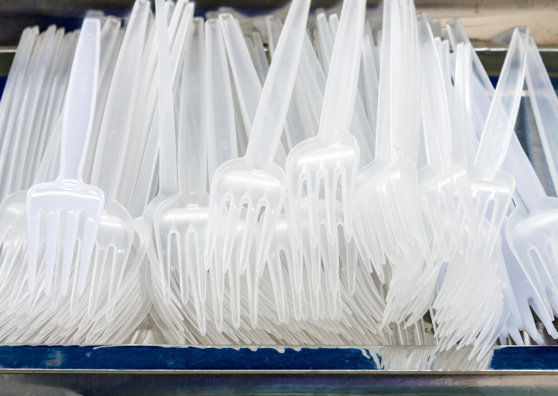 ANPC sesizează Comisia Europeană în legătura cu lipsa reglementărilor pentru tacâmuri de plastic
