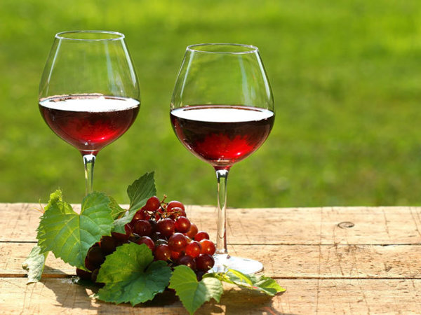 România, al 6-lea producător european şi pe locul 12 la nivel mondial,  importă anual doi litri de vin pe cap de adult. Cum este posibil?