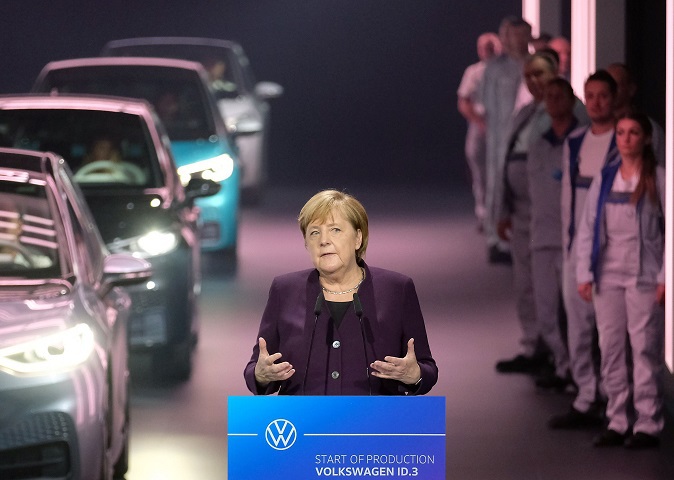 Angelei Merkel îi revine sângele în obraji: Exporturile Germaniei au crescut în mod neaşteptat în octombrie