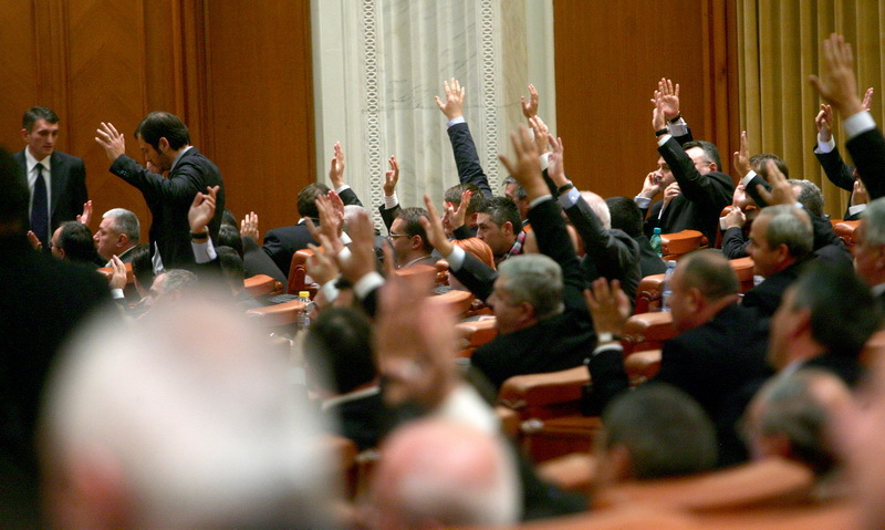 Parlamentul cere comisiei să se mai gândească: Camera Deputaţilor a retrimis la comisia de specialitate proiectul de reducere a TVA