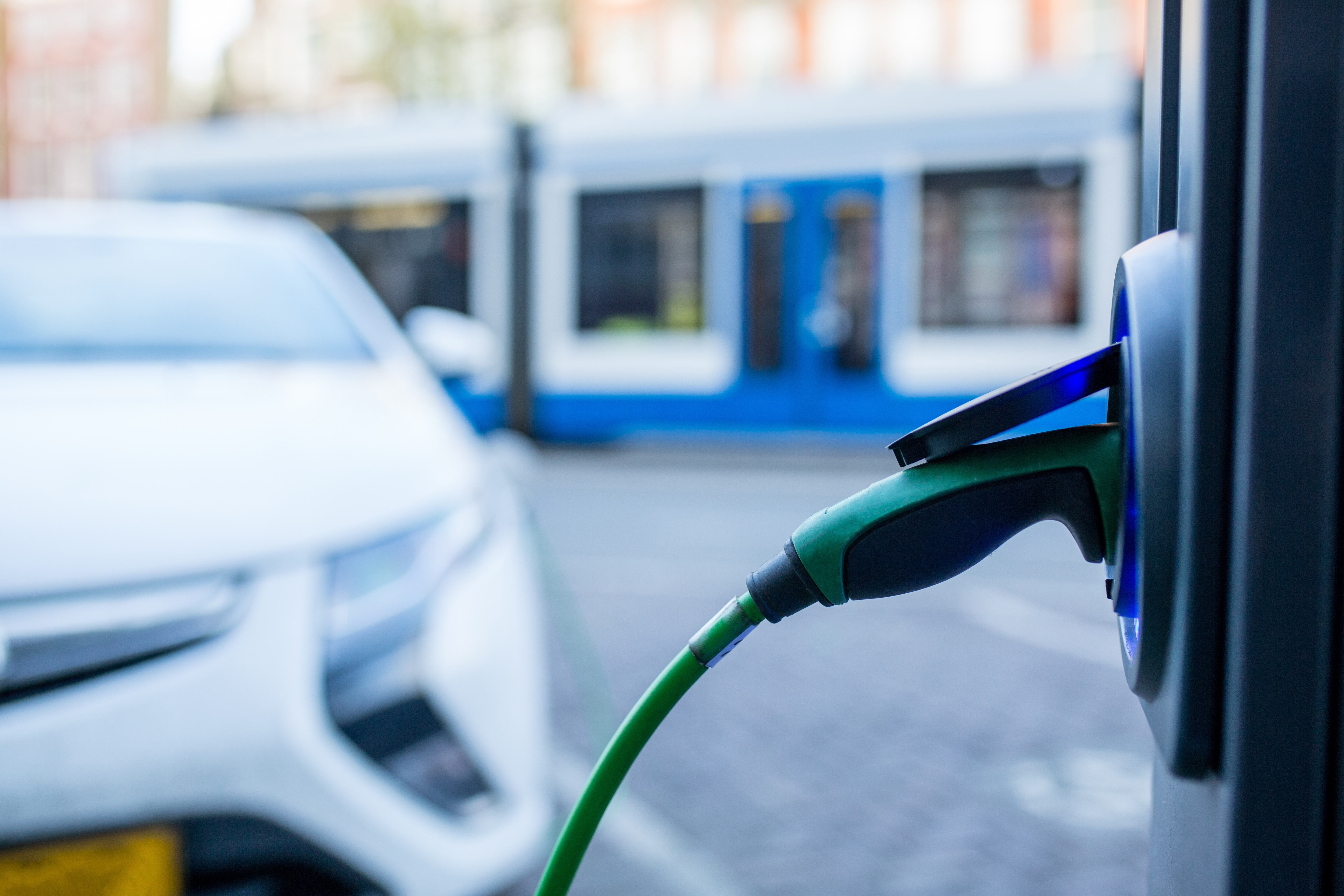 Mol a introdus la patru benzinării din Bucureşti încărcarea cu plată a autovehiculelor electrice: Cât costă să-ţi încarci maşina electrică în Capitală