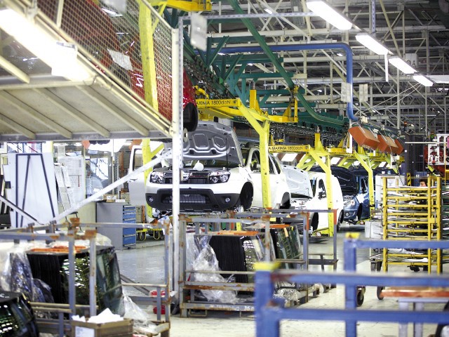 Răsturnare de situaţie: La nici o lună de zile de când Automobile Dacia şi-a reluat activitatea, producătorul auto trimite, din nou, peste 1.000 de angajaţi în şomaj tehnic. Decizia vine după ce activitatea a fost adaptată cererii comerciale 