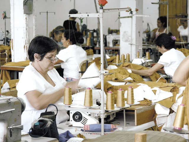 Pandemia închide definitiv o fabrică de pantaloni din Covasna. Peste 200 de oameni şi-au pierdut locul de muncă