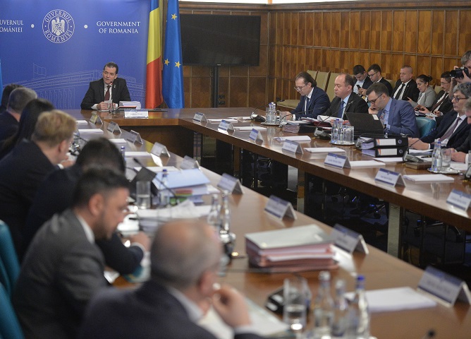 Statul îi ţine pe români în suspans cu amânarea taxelor: Dacă OUG nu se va publica la timp, cei care nu vor plăti acum ar putea fi executaţi silit de către fisc