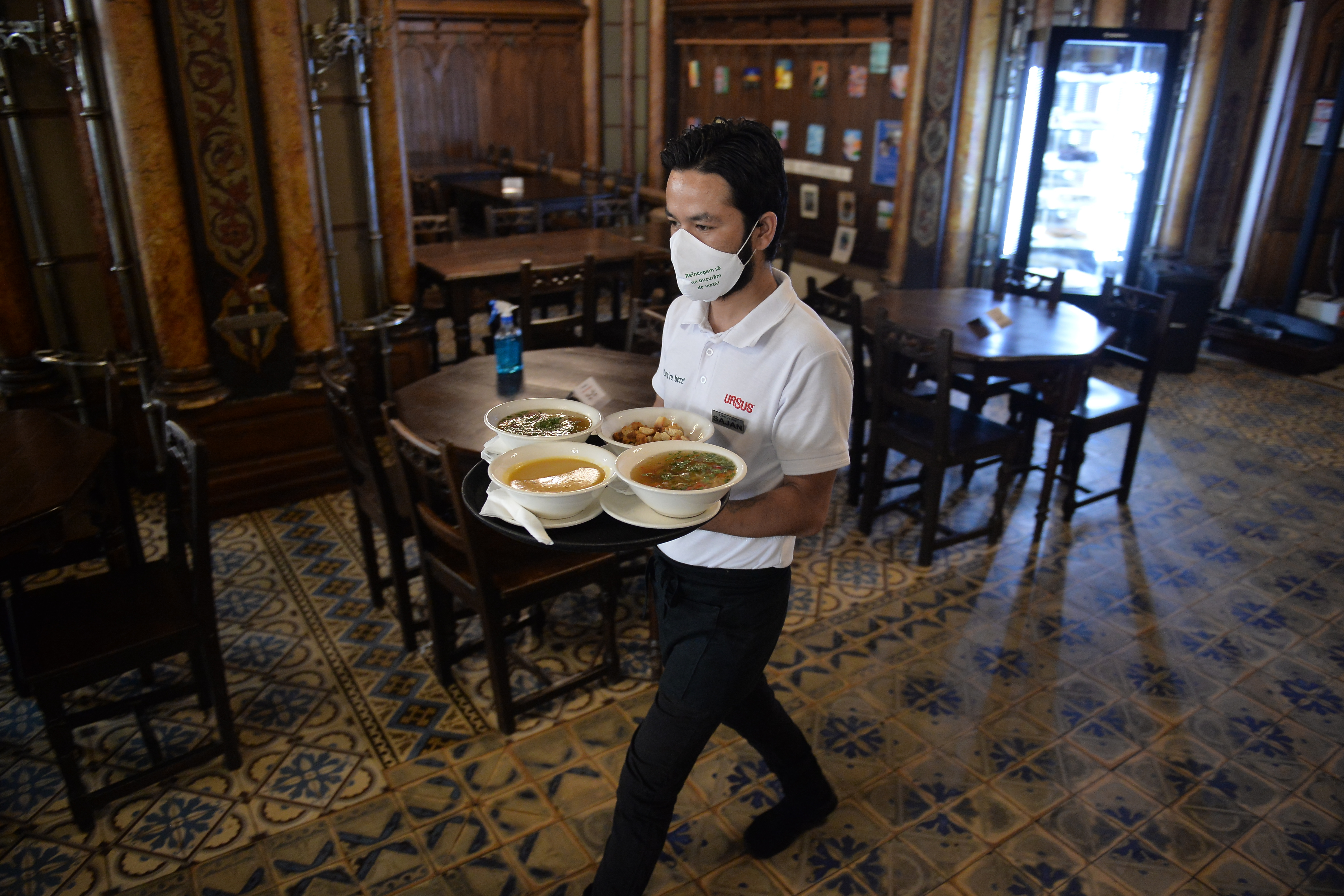 Revolta patronilor de restaurante: închiderea restaurantelor nu va opri epidemia