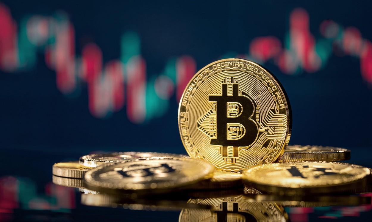 Bitcoin „sângerează” la unison cu pieţele bursiere: Criptomoneda a scăzut la cel mai mic nivel din ianuarie, urmând tendinţa burselor