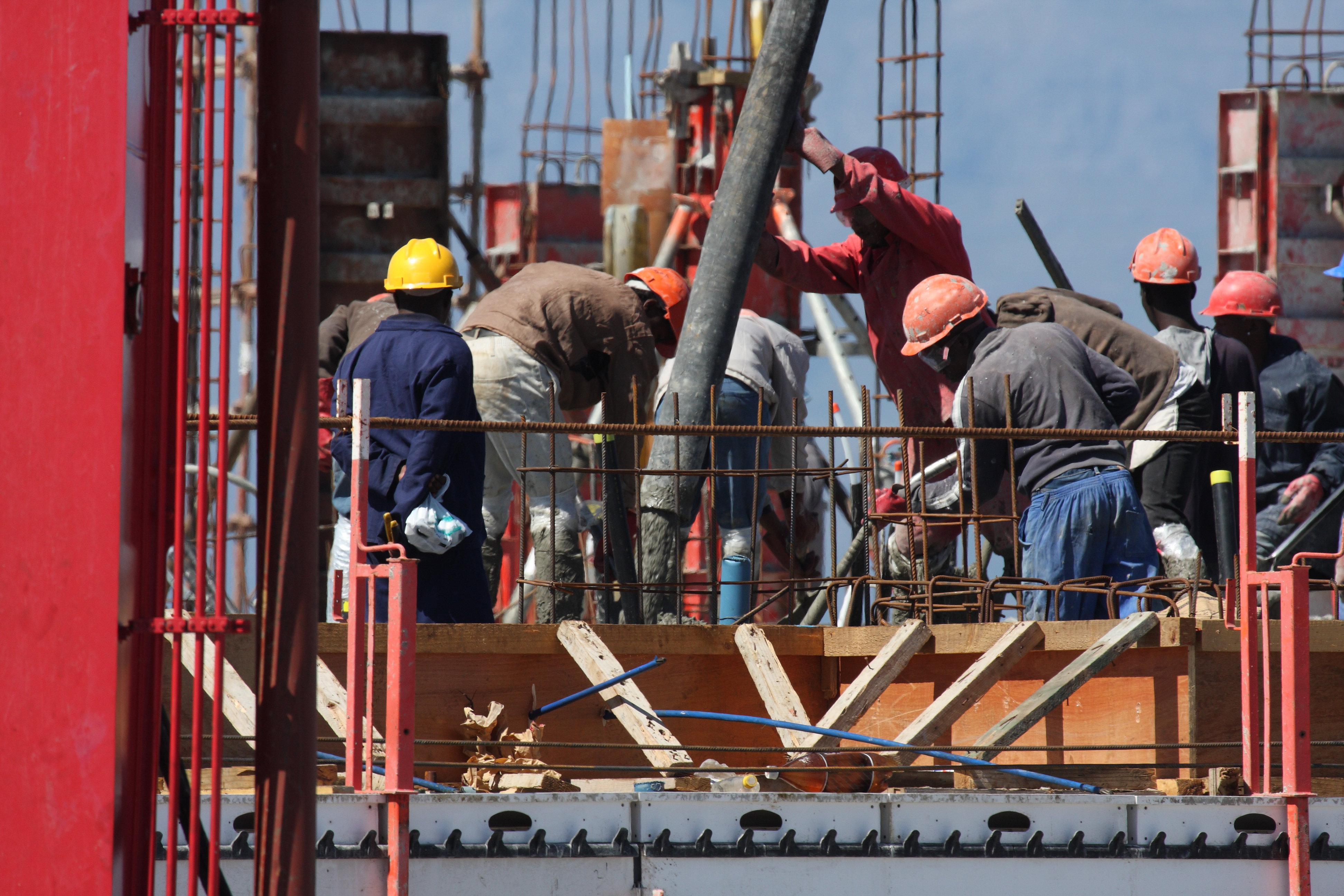 INS: În luna martie, volumul lucrărilor de construcţii a crescut faţă de februarie cu 34%