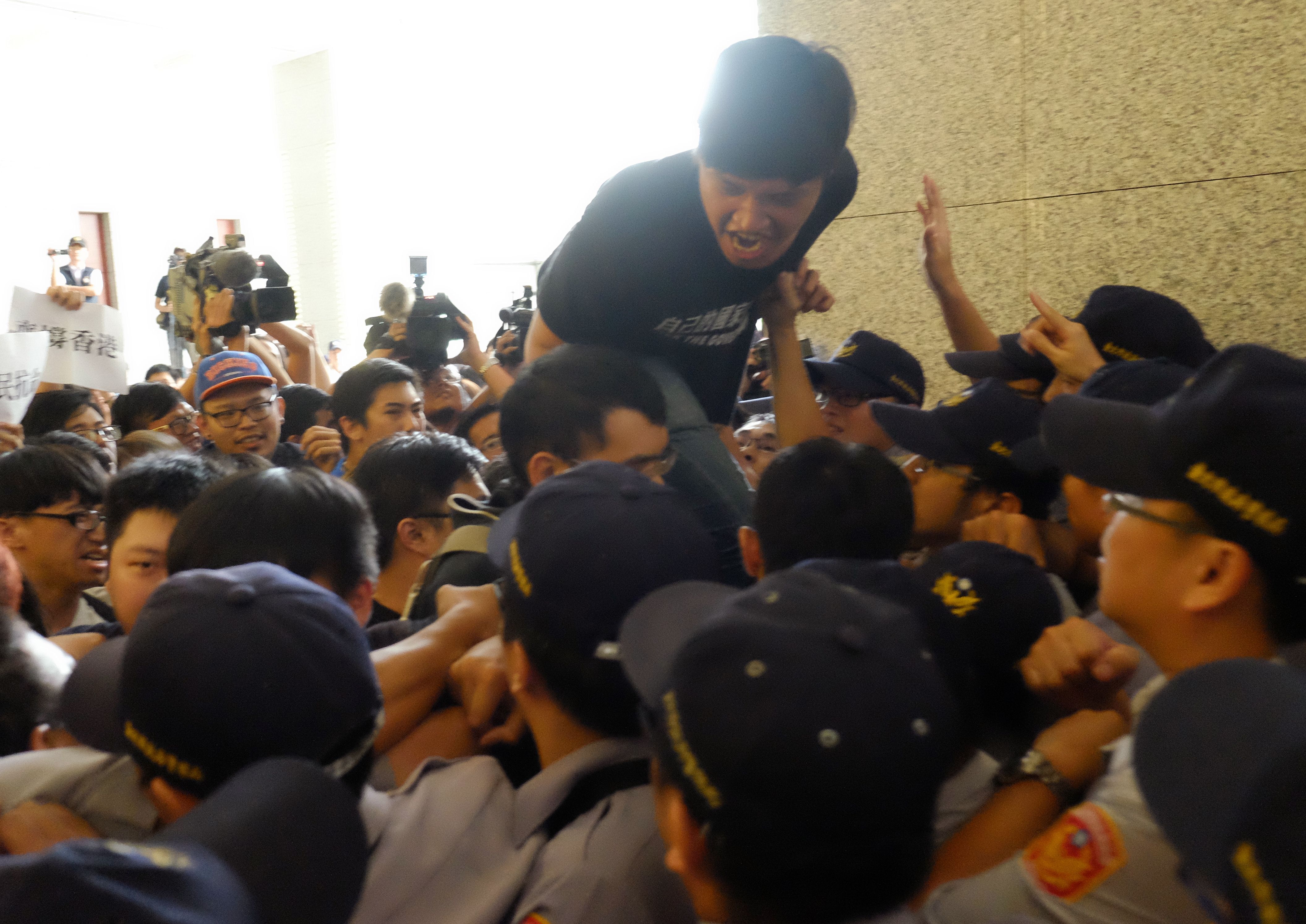 Scandal în China: Chinezii au protestat violent după ce mai multe băncii au blocat retragerile. Statul promite plăţi în mai multe tranşe pentru a linişti spiritele