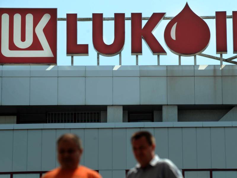 Guvernul Italiei pune sub administrare specială rafinăria deţinută de Lukoil