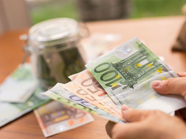 Caz unic în ţară: O bancă a şters peste 90 mii de euro din datoria unui consumator