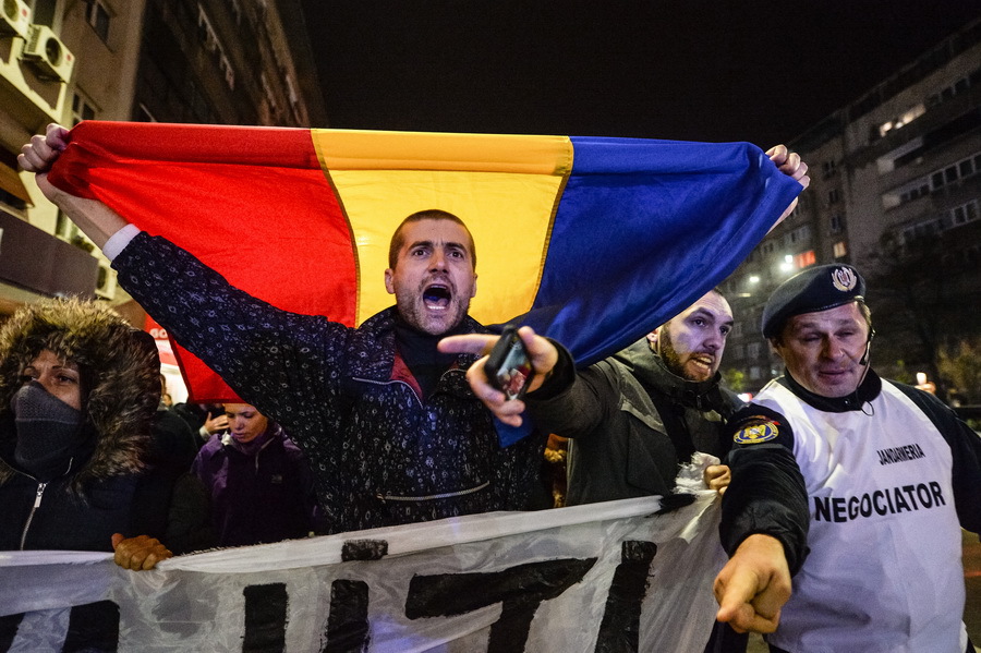 Manifestaţii în Bucureşti şi mai multe oraşe din ţară. Manifestanţii din capitală au plecat spre Guvern