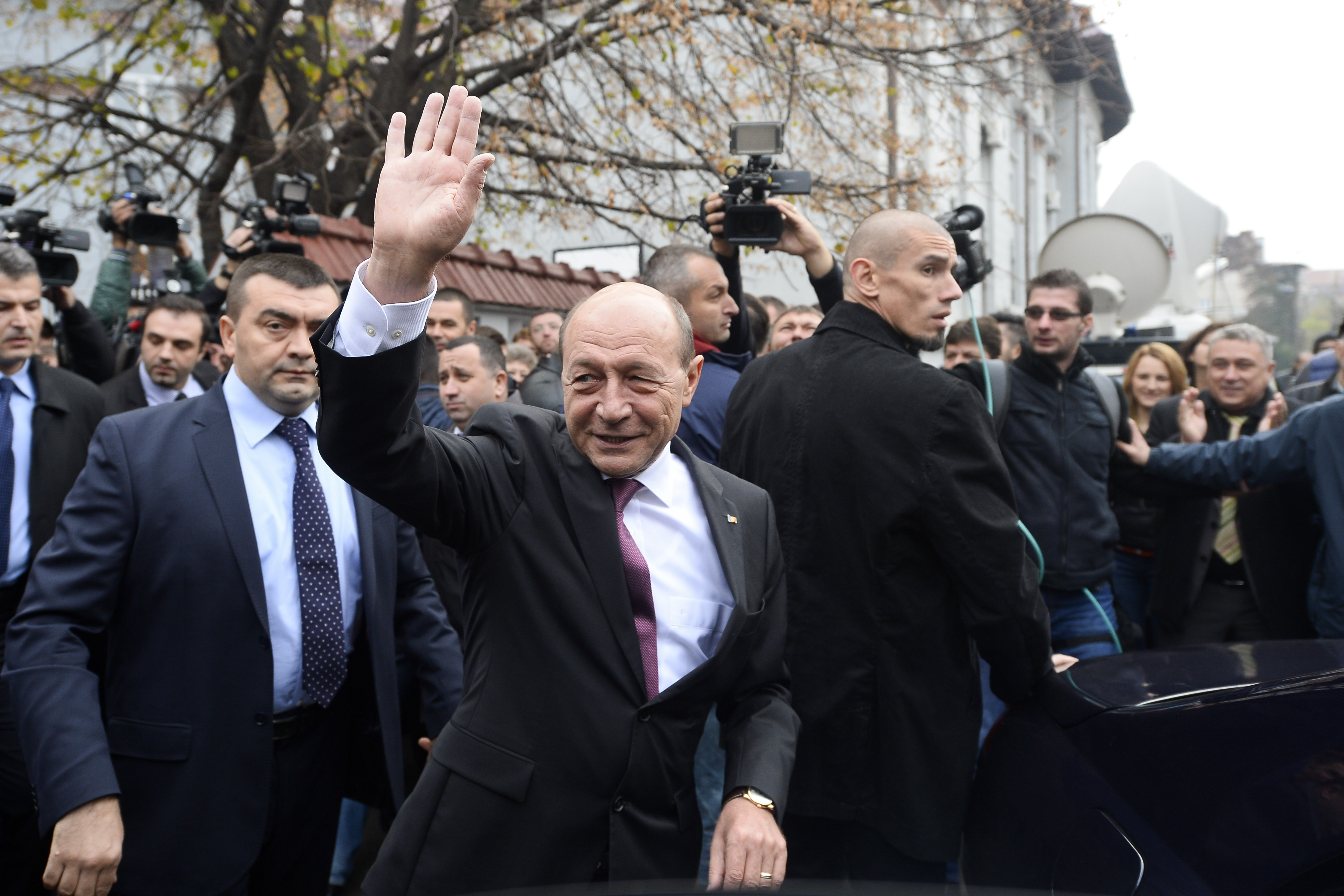 Băsescu îl felicită pe Iohannis şi îi urează succes în exercitarea mandatului 