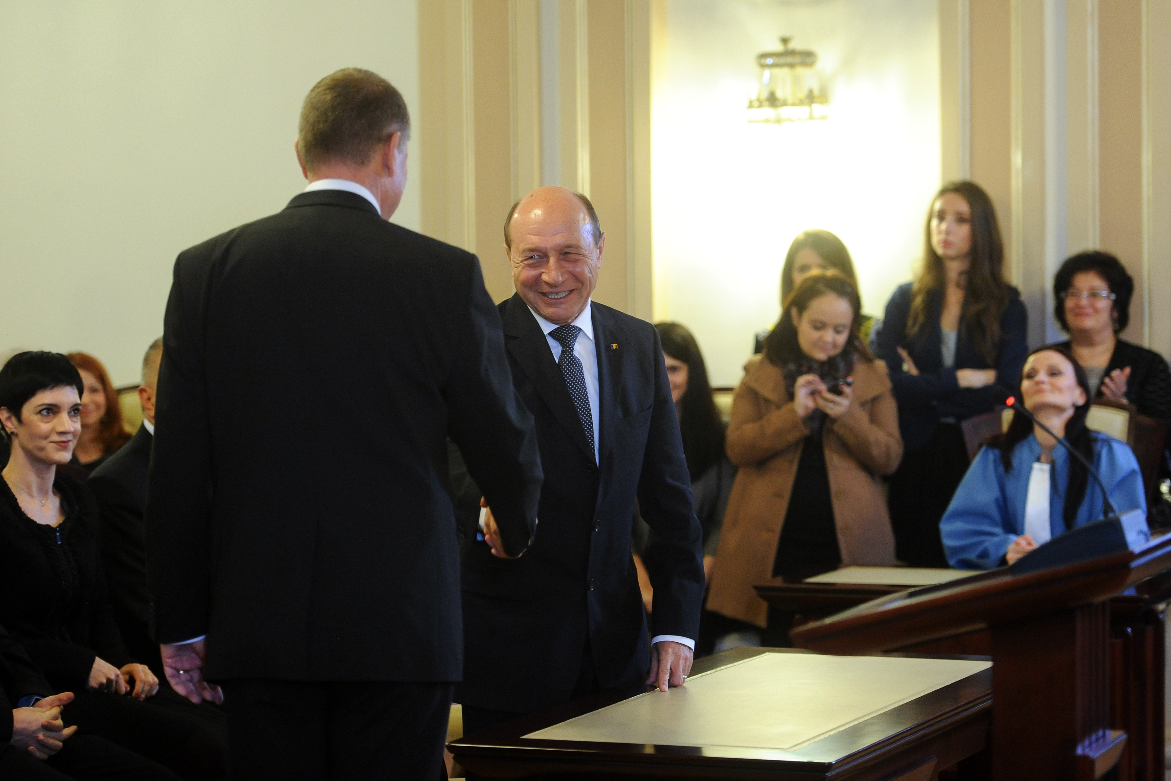 Băsescu, lui Iohannis: Vă voi transfera toate dosarele importante, în această perioadă de tranziţie