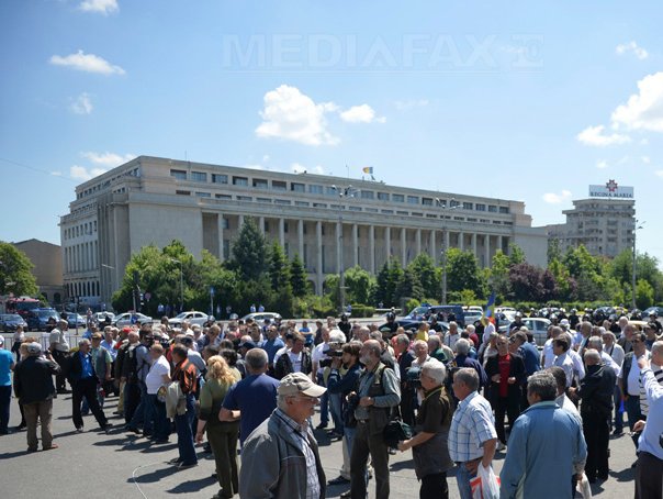 Aproximativ 250 de persoane protestează în faţa Guvernului, cerând demisia lui Ponta