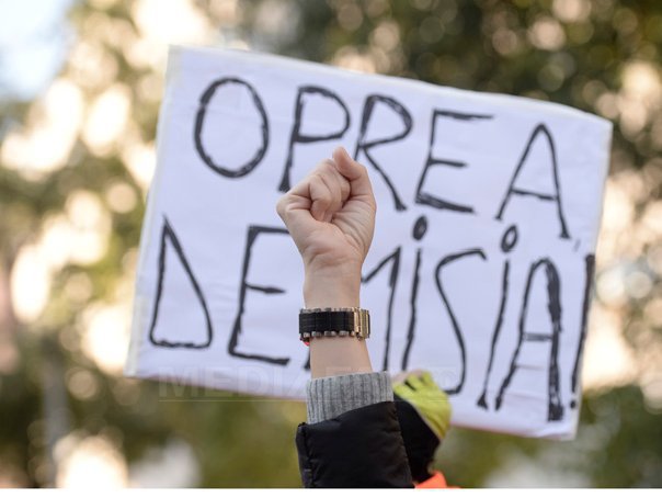  MITING de protest în Piaţa Victoriei, prin care se cere demisia ministrului Gabriel Oprea. Manifestanţii scandează "Jos Oprea" - Galerie FOTO
