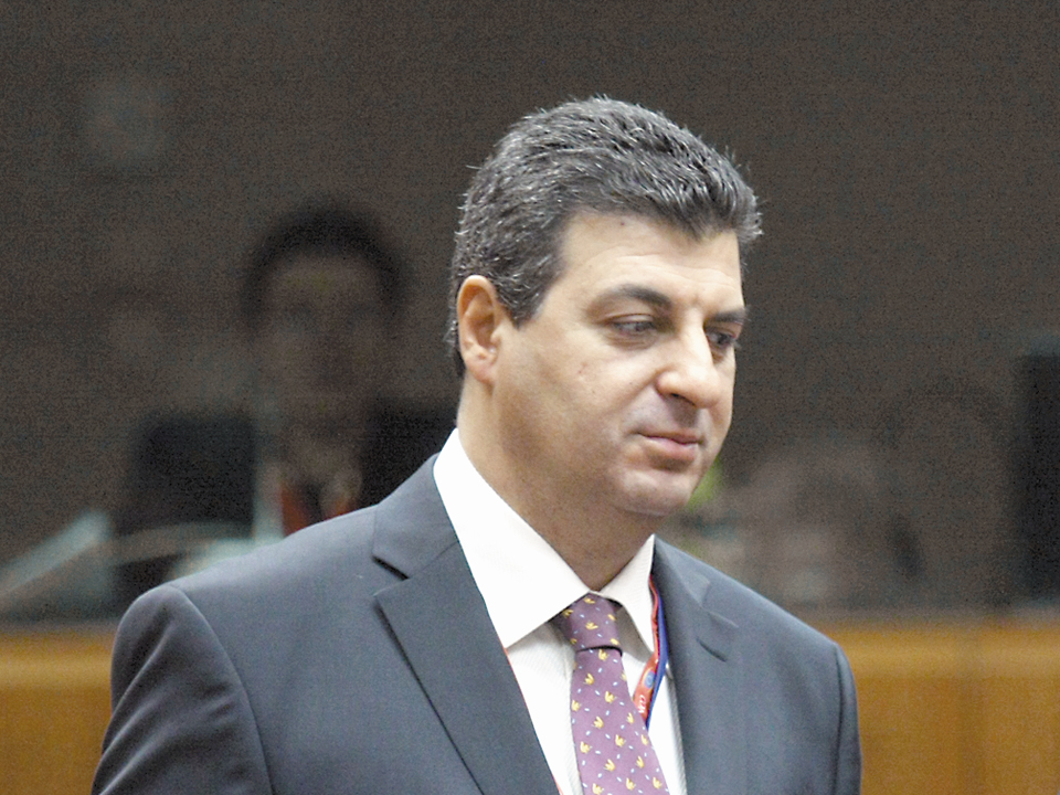 Mihnea Motoc, desemnat ministru al Apărării, a fost avizat favorabil de comisiile de specialitate
