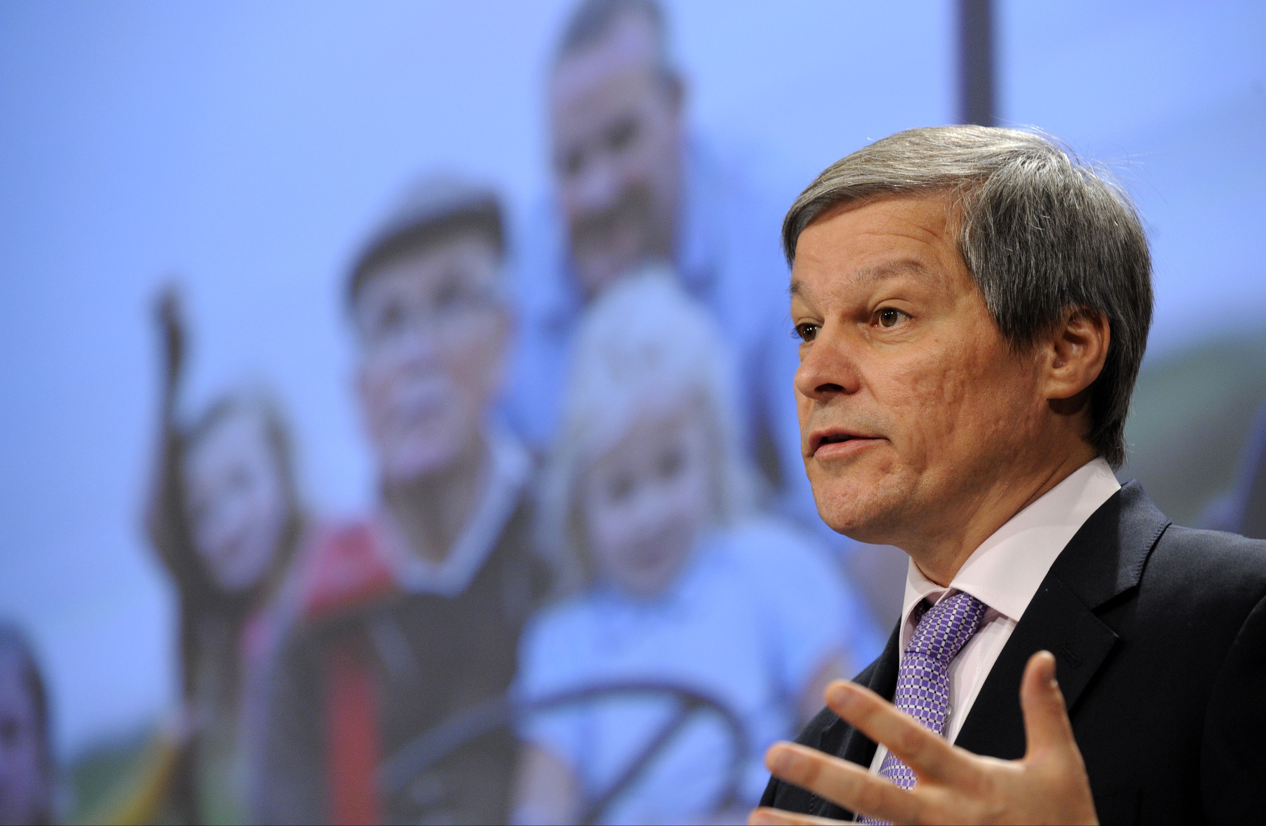 Premierul Cioloş va efectua o vizită oficială la Paris unde va participa şi la deschiderea EURO 2016