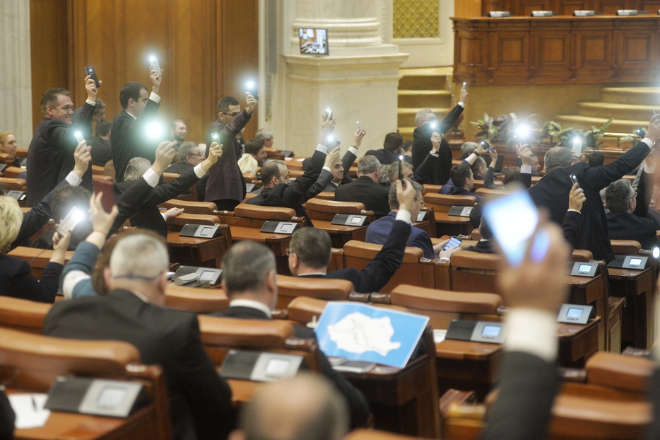 Scandal în Parlament: Legea care modifică Legea ANI a fost votată. PNL şi USR s-au opus vehement