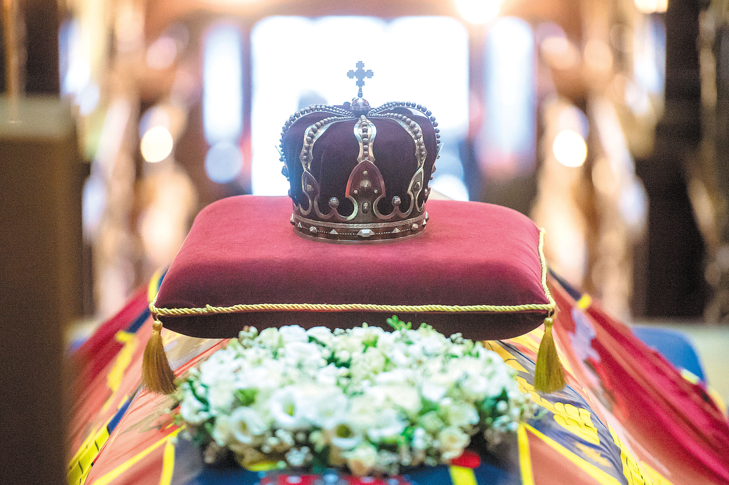 Curtea de Argeş: Pregătiri pentru funeraliile regale - străzi închise; băuturile alcoolice,interzise