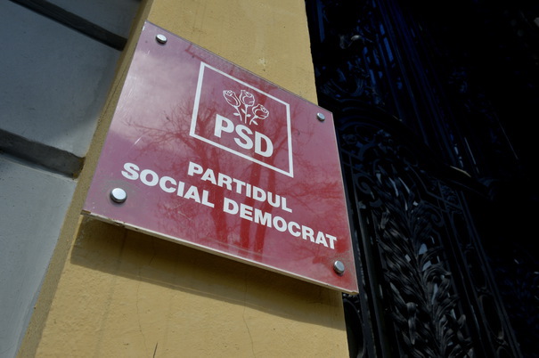 PSD contraatacă cu pancarte în plenul Senatului: Mai bine PSDist decât securist