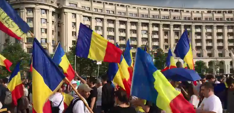 Protest în Bucureşti faţă de Codul Administrativ: "În acest fel limba maghiară devine oficială". Protestatarii au pornit în marş spre Universitate şi apoi Palatul Cotroceni. VIDEO