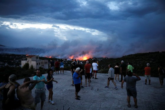Pericolul nu a trecut: MAE anunţă risc ridicat de incendiu în Grecia. Populaţia a fost evacuată în mai multe zone ale ţării