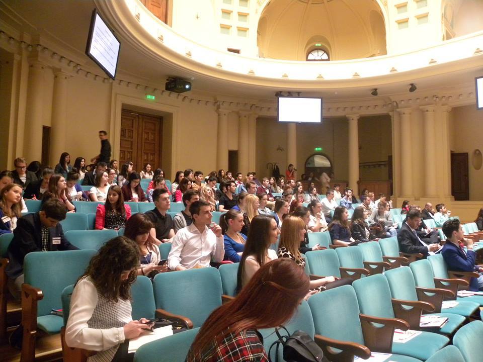 Reportaj de la înscrierea la ASE: de ce aleg absolvenţii de liceu studiile economice din Bucureşti