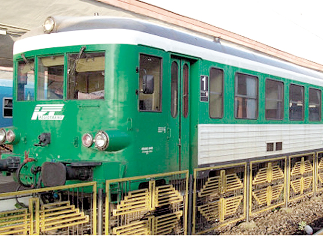 Un tren a deraiat în Argeş din cauza unei viituri