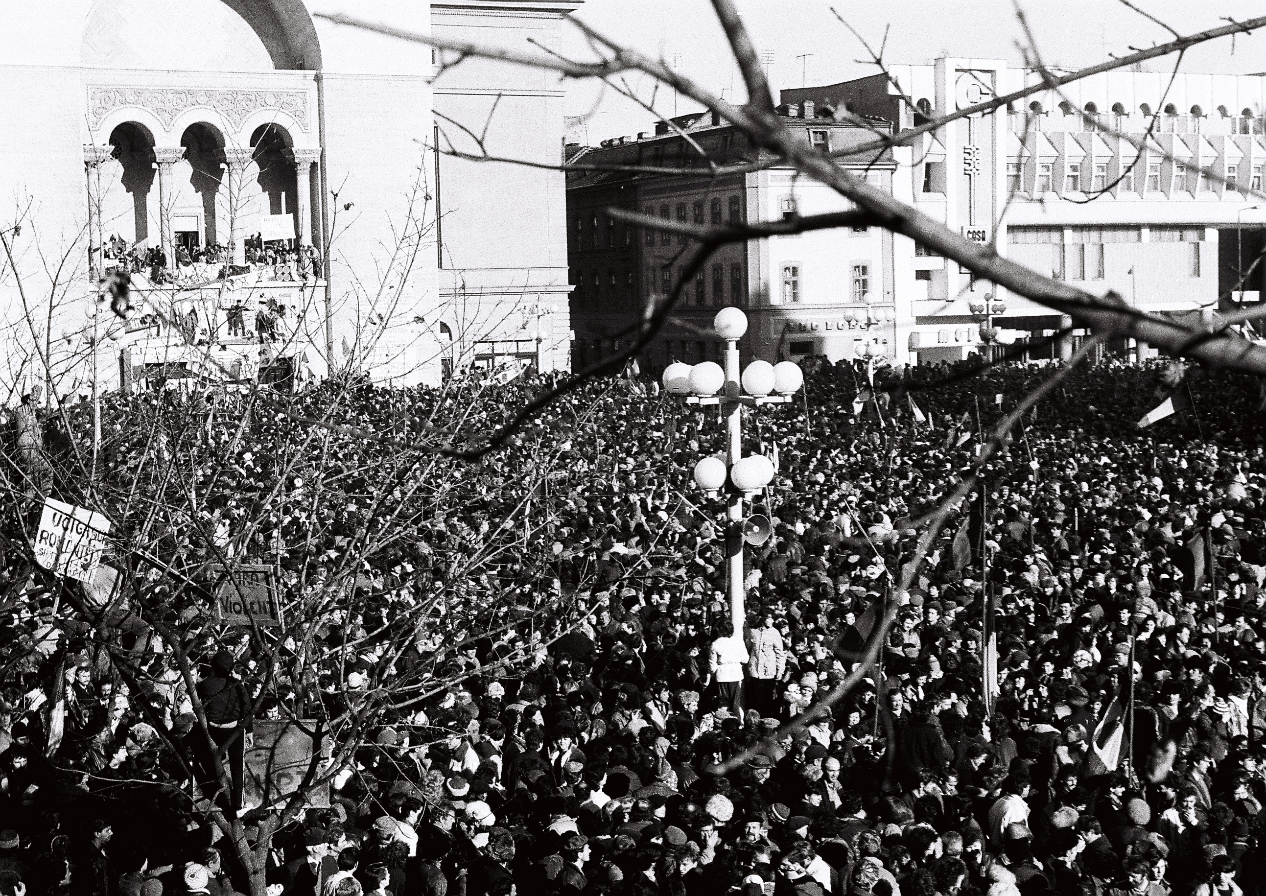 Istoria Revoluţiei: 16 decembrie 1989 - prima zi de ieşiri masive în stradă. La Timişoara s-a strigat pentru prima dată "Jos Ceauşescu"