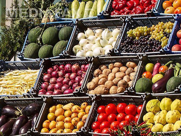 Firme care distribuiau legume şi fructe în hipermarketuri, suspectate de evaziune de 1,3 mil. euro
