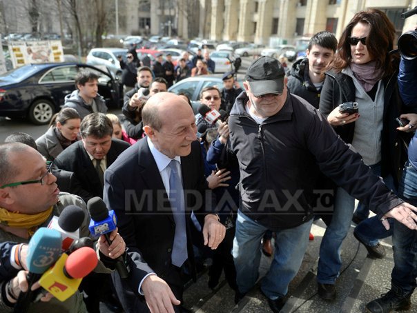 Traian Băsescu huiduit la Parchetul de pe lângă curtea supremă, unde a venit pentru a fi audiat în dosarul de şantaj