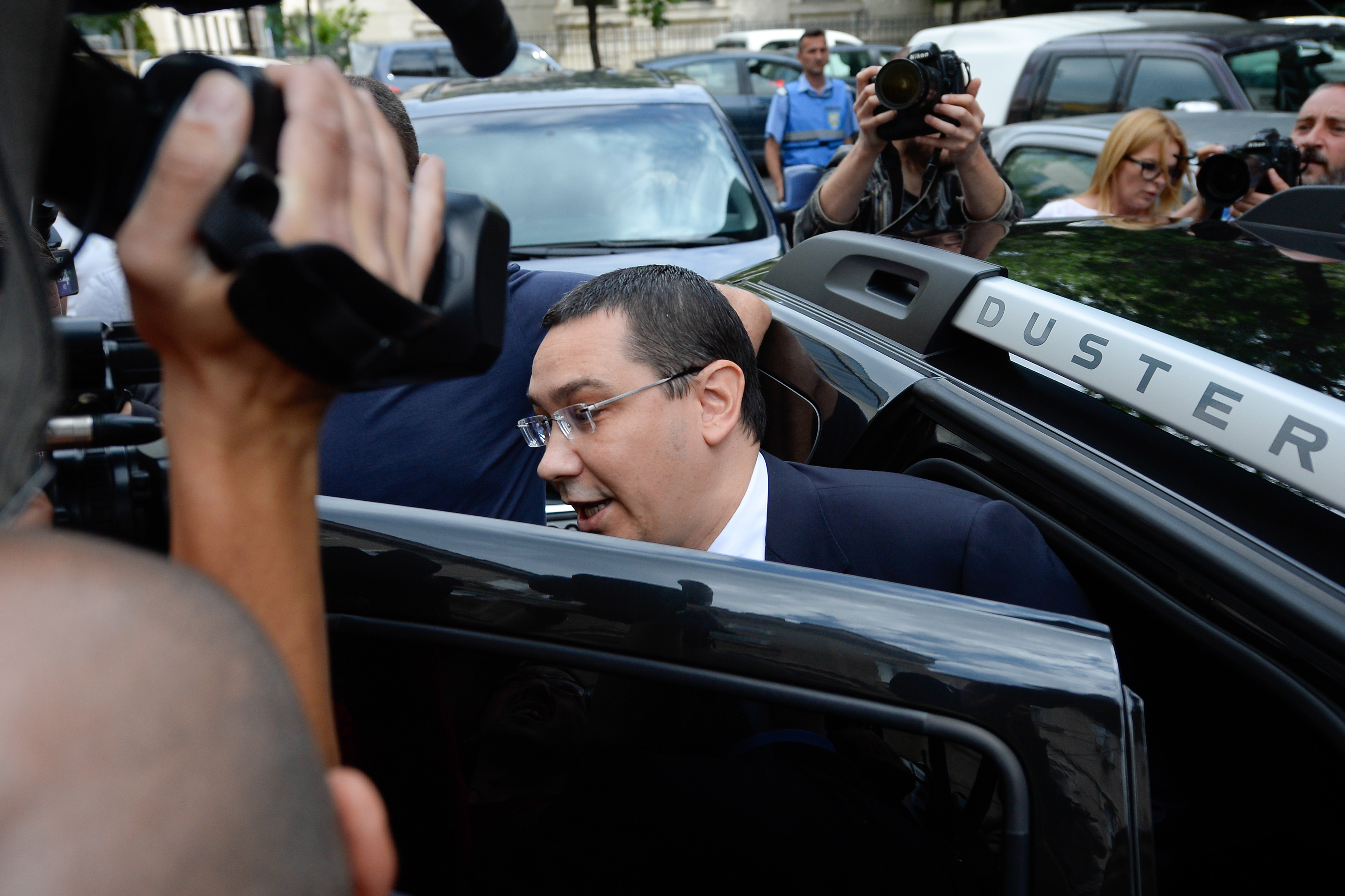 Ponta este suspect de fals în înscrisuri, spălare de bani şi complicitate la evaziune. ”Sunt suspect în dosarul lui Şova” Ce a declarat premierul la ieşirea de la DNA. Vedeţi comunicatul DNA. VIDEO